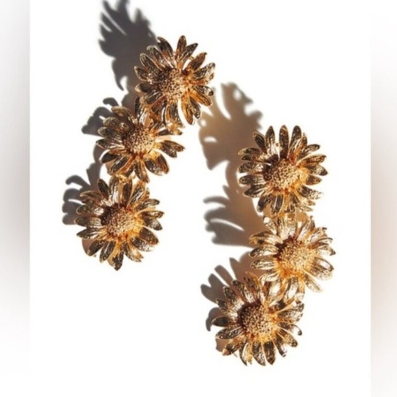 Gold TRIPLE DAISY FLOWER DROP EARRINGS - Picture 1 of 4